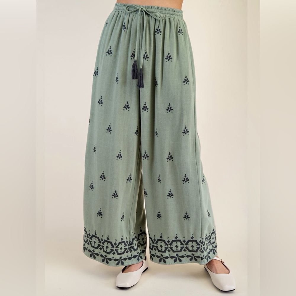 Easel Sage Border Pattern
Embroidered Rayon and Linen
Pants Large